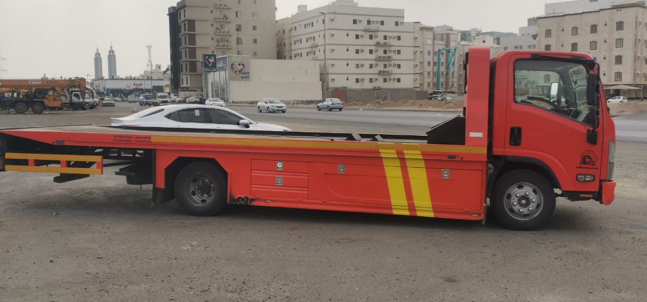 سطحة هيدروليك تنقل رولز رويس غوست زرقاء في الجبيل