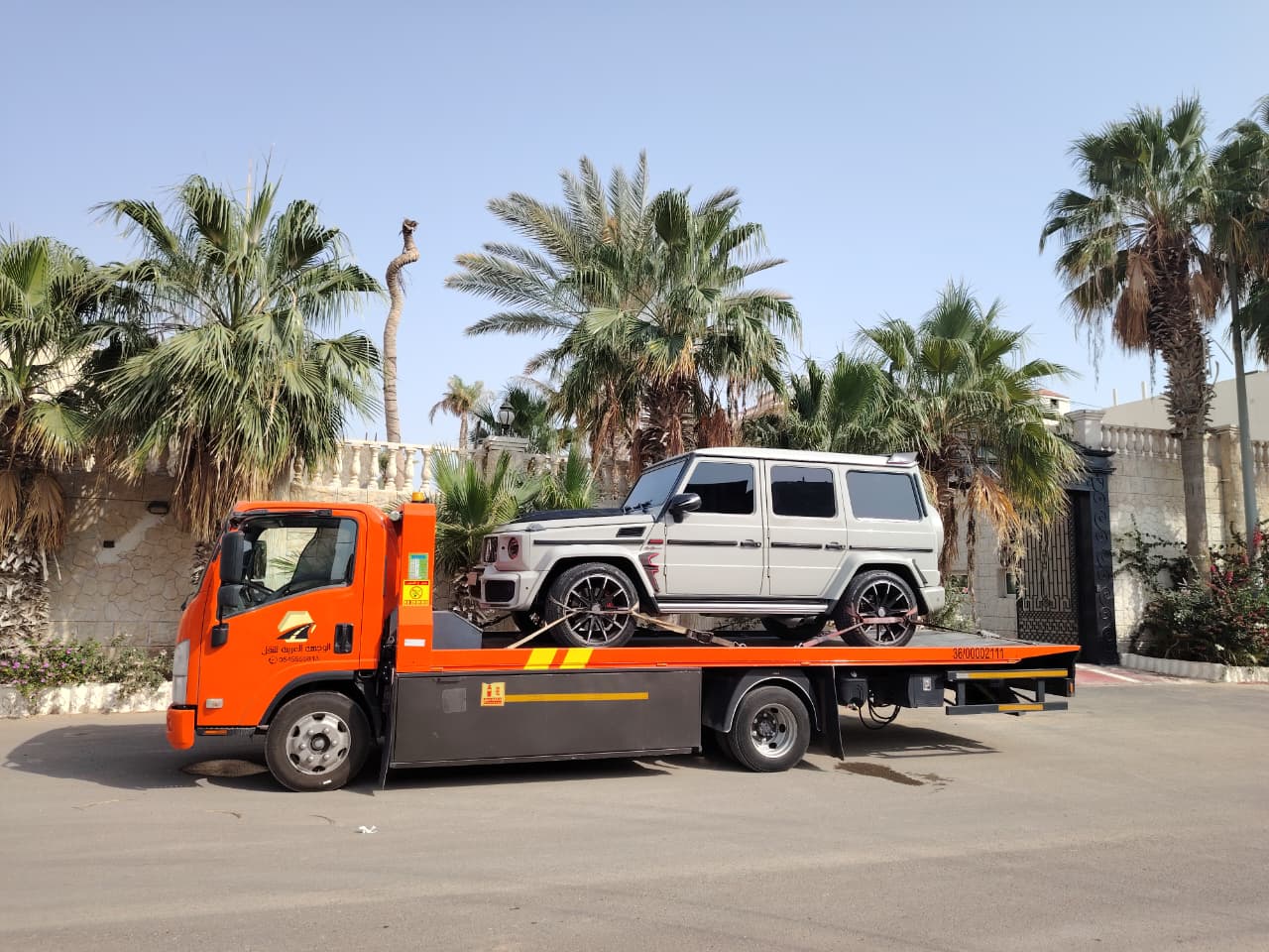 سطحة برتقالية تنقل مرسيدس G-Class بيضاء في الجبيل